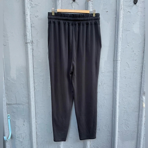 Fabletics Lightweight High Rise Black Jogger Pants, size L - Picture 2 of 5